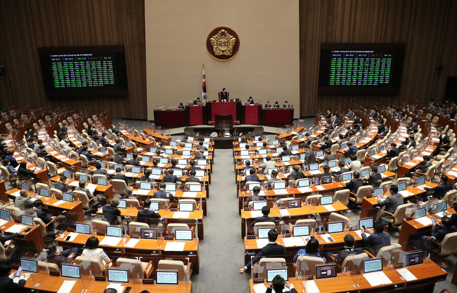 여야는 29일 서울 여의도 국회에서 본회의를 열어 ‘공무원의 노동조합 설립 및 운영 등에 관한 법률 일부개정법률안’ 등을 의결했다. 공동취재사진