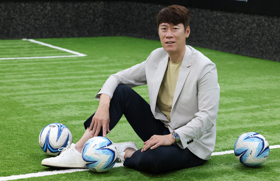 김은중 20살 이하(U-20) 남자 축구대표팀 감독이 30일 서울 서초구의 한 실내 축구연습장에 앉아 있다. 김정효 기자 hyopd@hani.co.kr