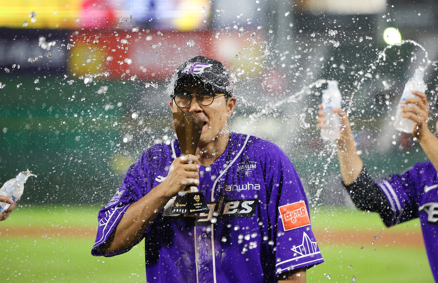 나눔 올스타의 한화 채은성이 15일 부산 사직야구장에서 열린 프로야구 2023 KBO 올스타전 최우수선수(MVP)에 뽑힌 뒤 트로피를 들고 세리머니를 하고 있다. 연합뉴스