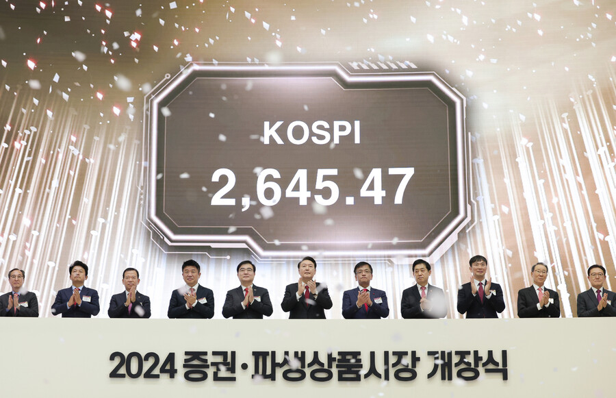 윤석열 대통령이 2일 오전 서울 영등포구 여의도 한국거래소에서 열린 2024 증권ㆍ파생상품시장 개장식에 참석해 개장 신호 버튼을 누른 뒤 박수를 치고 있다. 대통령실 제공