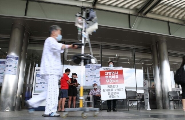 전국 의사 2차 총파업 첫날인 26일 오전 서울 한 대학병원에서 의료진이 정부의 공공의료 정책을 규탄하는 대형 팻말을 들고 있다. 백소아 기자 thanks@hani.co.kr