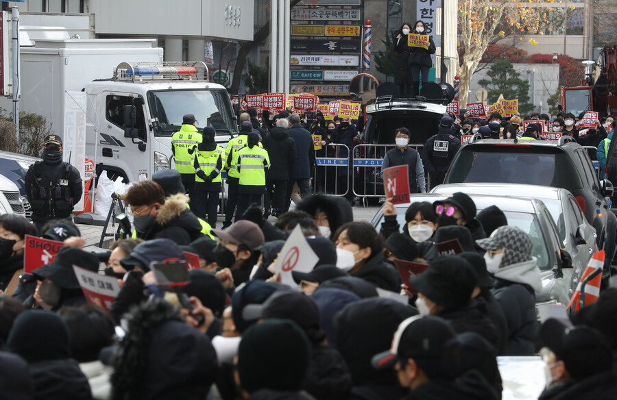 지난해 12월12일, 서울 여의도 국민의힘과 더불어민주당 당사 근처에서 여성혐오를 방관하는 대선 후보를 비난하는 2030 여성단체 ‘샤우트아웃’ 시위대와 안티페미니즘을 주장하는 ‘신남성연대’가 마주한 채 집회를 하고 있다. 윤운식 선임기자 yws@hani.co.kr