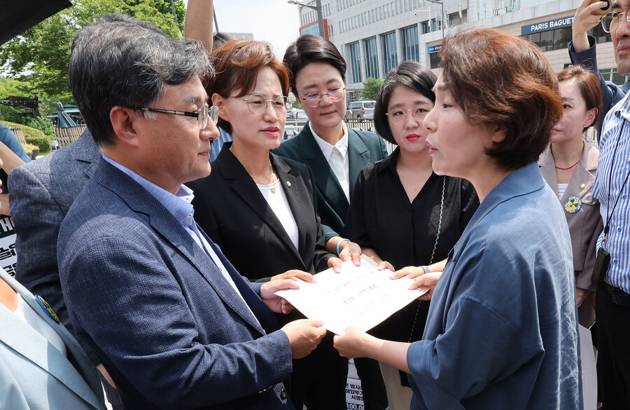 18일 서울 용산구 대통령실 앞에서 김성환 더불어민주당 의원(왼쪽) 등 참석자들이 전희경 대통령비서실 정무1비서관(오른쪽)에게 일본 후쿠시마 원전 오염수의 해양 투기에 반대하는 188만명의 서명 결과를 전달하고 있다. 왼쪽부터 김성환 더불어민주당 의원, 강은미 정의당 의원, 윤희숙 진보당 상임대표, 용혜인 기본소득당 상임대표. 연합뉴스