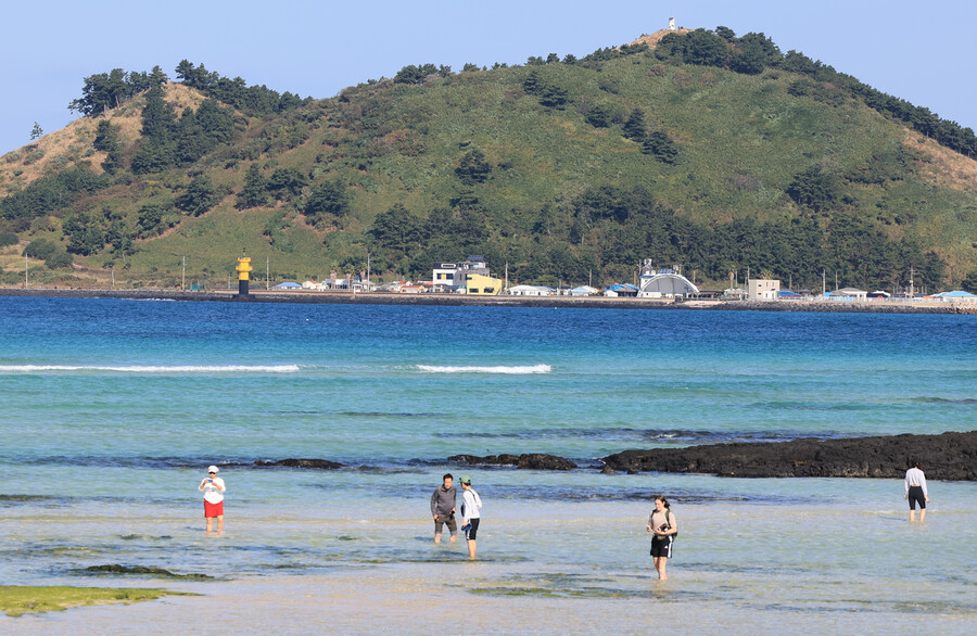 2일 오전, 온화한 날씨로 제주시 한림읍 금릉해수욕장을 찾은 관광객이 물놀이를 하고 있다. 연합뉴스