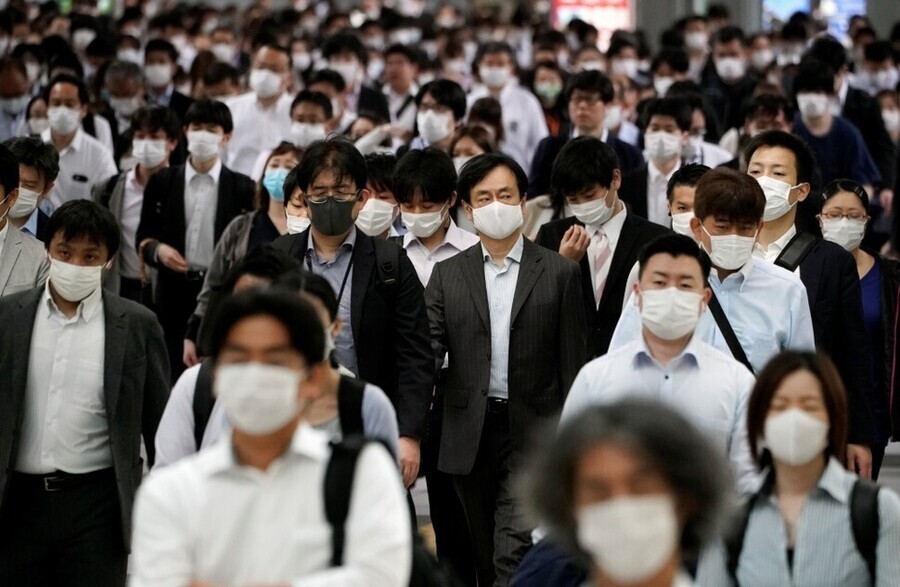 일본 도쿄 지하철 역사에 마스크를 쓰고 출근하는 사람들. 도쿄/AP 연합뉴스