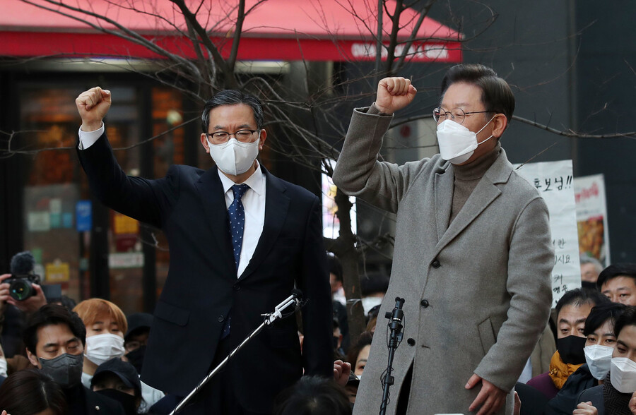 이재명 더불어민주당 대선후보가 지난 26일 경기도 양주시 옥정로데오거리를 방문해 즉석연설을 하며 지지를 호소하고 있다. 공동취재사진