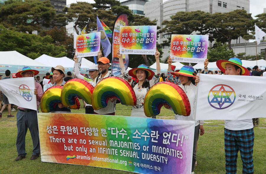 2019년 5월 전북 전주시청 앞 광장에서 열린 전주퀴어문화축제에서 무지개색 손팻말을 들고 있는 참가자들. 연합뉴스