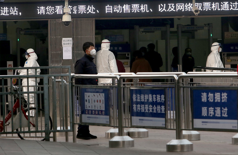 지난 26일 중국 베이징의 한 기차역 모습. 중국 국가위생건강위원회는 27일 0시 현재 2744명의 우한 폐렴 확진자가 나왔고 사망자는 80명에 달한다고 밝혔다. 국제합동통신(UPI)/연합뉴스