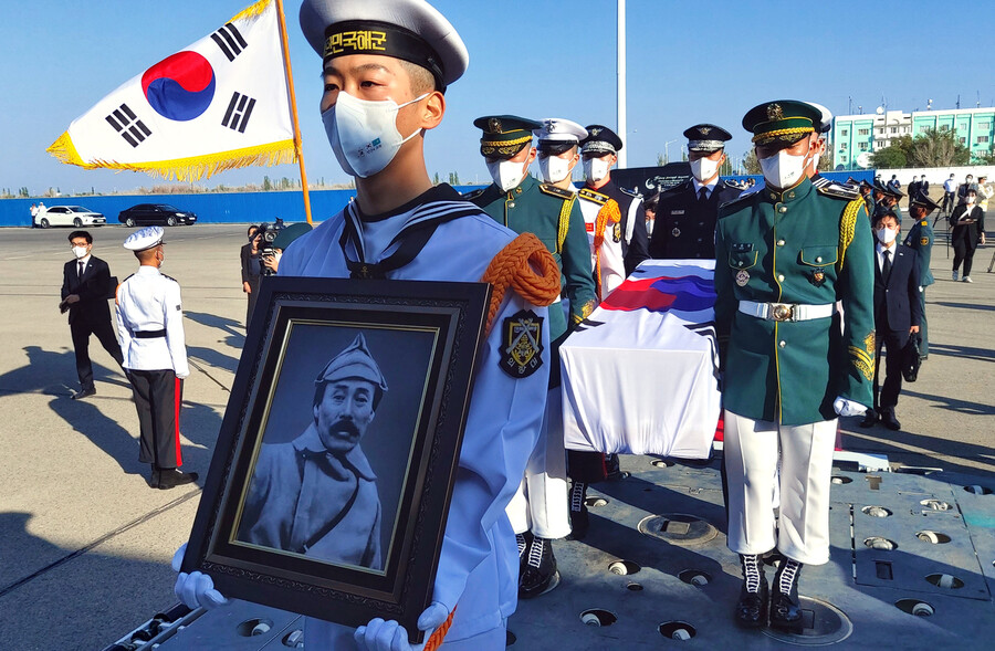 홍범도 장군 유해가 15일 한국으로 봉환되기 위해 카자흐스탄 크즐오르다 공항에서 국군의장대에 의해 특별수송기(KC-330)에 옮겨지고 있다. 홍 장군의 유해는 전날 크즐오르다에 있는 묘역에서 수습돼 소관에 담겨 카자흐스탄 국기로 감싼 뒤 현지 병원에 임시 안치했다가 이날 대관으로 옮겨져 태극기로 관포돼 특별수송기에 옮겨졌다. 크즐오르다/연합뉴스