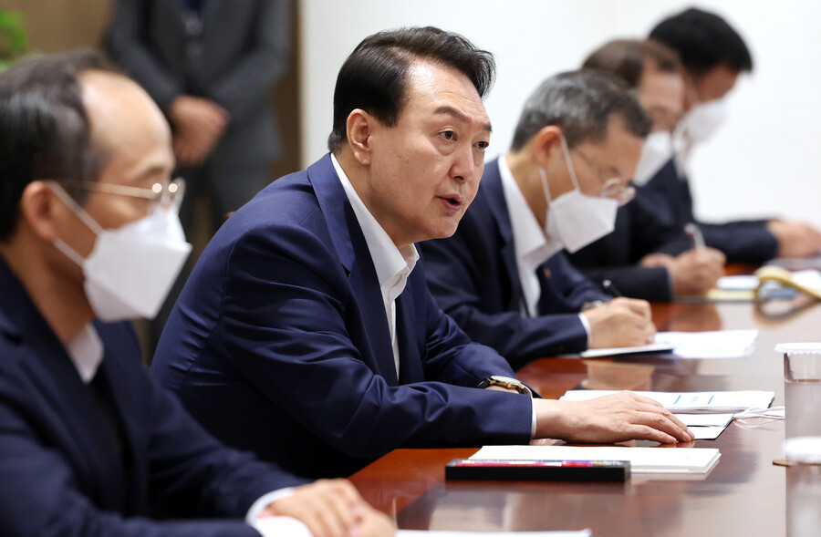 윤석열 대통령이 지난 8일 오전 서울 용산 대통령실 청사에서 열린 제1차 비상경제민생회의를 주재하고 있다. 연합뉴스 윤석열 대통령이 지난 8일 오전 서울 용산 대통령실 청사에서 열린 제1차 비상경제민생회의를 주재하고 있다. 연합뉴스