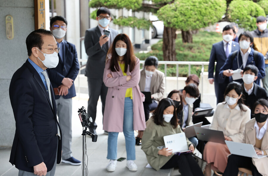 권영세 통일부 장관 후보자는 14일 아침 서울 종로구 남북회담본부에 마련된 후보자 사무실로 첫 출근하는 길에 기자들과 만나 “통일부는 국방부, 외교부나 정보기관과 달리 기본적으로 통일을 지향하는 과정에서 남과 북의 관계를 잘 만드는 데 중요한 역할을 해야 하는 부서”라고 밝혔다. 연합뉴스