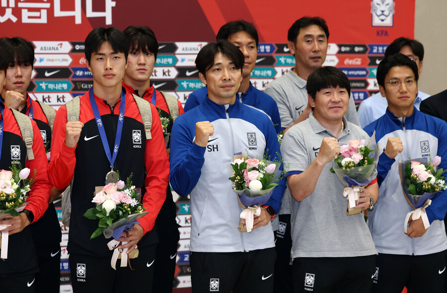 아시아축구연맹(AFC) 17살 이하(U-17) 아시안컵에서 준우승을 차지한 17살 이하 남자 축구대표팀 변성환 감독과 선수들이 4일 인천국제공항 제2터미널에서 귀국 기념촬영을 하고 있다. 연합뉴스