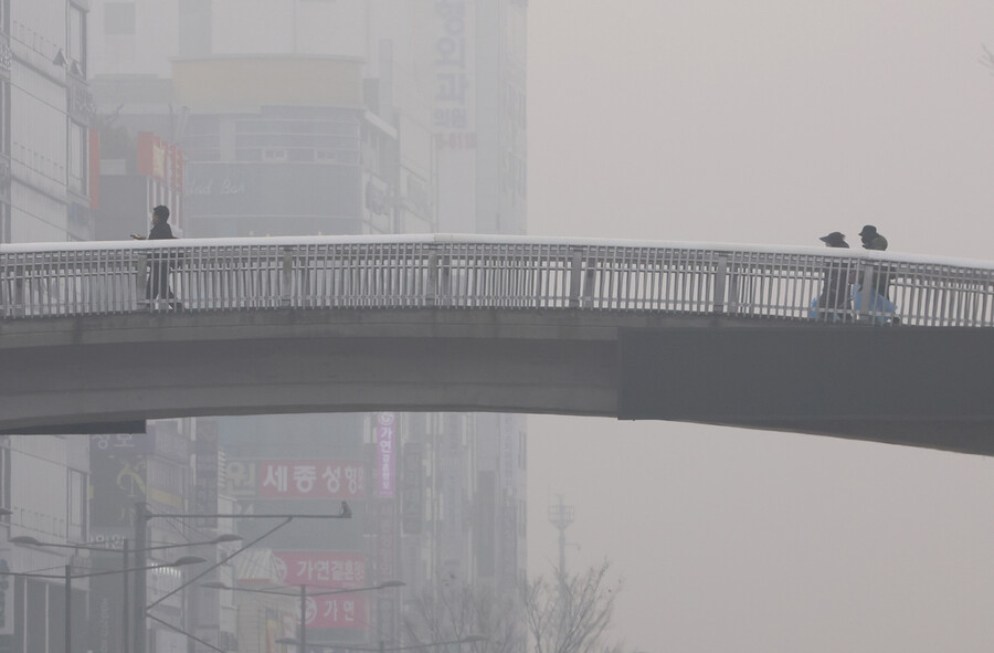 28일 오전 광주 서구 치평동에서 시민들이 짙은 안개가 낀 거리를 걷고 있다. 연합뉴스
