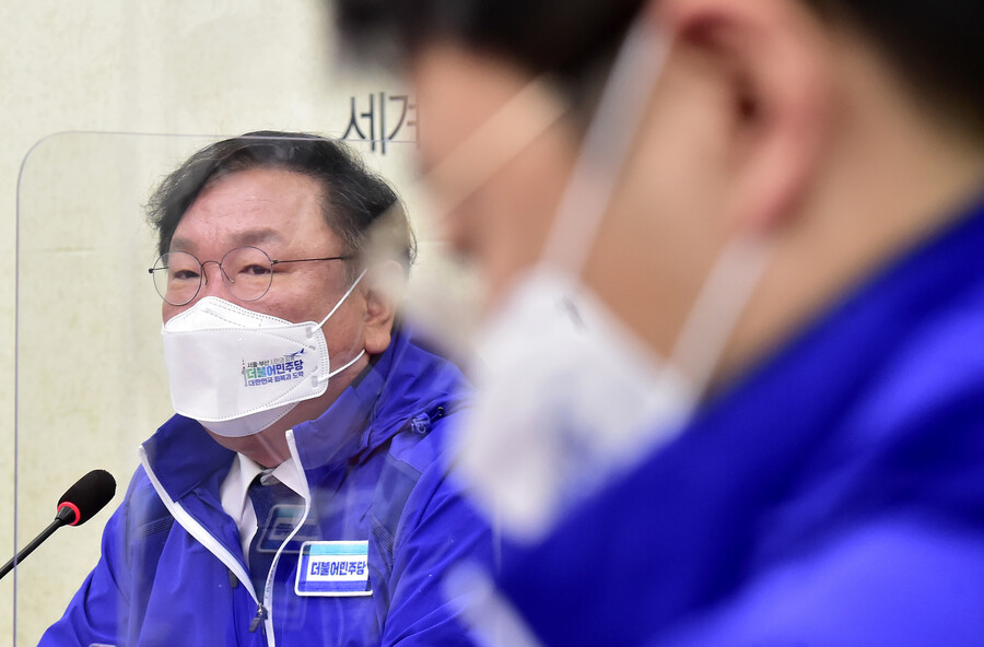 더불어민주당 대표 직무대행을 맡은 김태년 원내대표가 15일 국회에서 열린 중앙선거대책위원회의에서 발언하고 있다. 연합뉴스