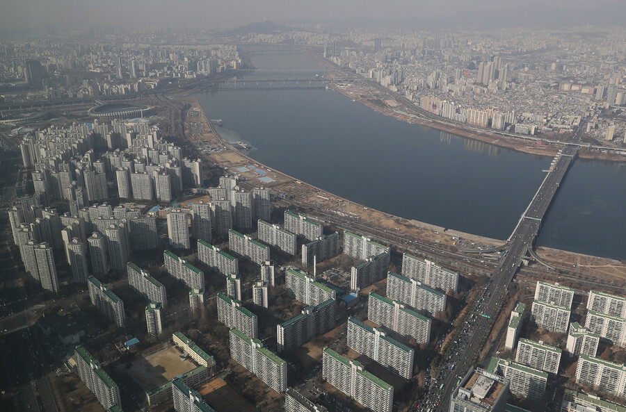 서울 송파구 롯데월드타워에서 바라본 강남지역 아파트 단지. 연합뉴스