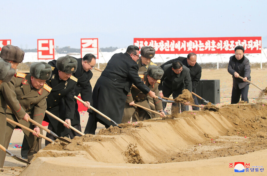 김정은 조선노동당 총비서 겸 국무위원장은 18일 함경남도 함주군 연포온실농장 건설 착공식에 참석해 한 “함남도 인민들을 위한 연포온실농장 건설에서 인민군대의 전투적 기질을 높이 떨치라”는 제목의 연설에서 “인민들에게 사철 푸르싱싱한 남새(채소)를 풍족히 보장”하려고 “동부전선의 중요 군사기지를 현대적인 남새생산기지로 전변시키기로 결심”했다고 밝혔다고 &lt;노동신문&gt;이 19일 1~2면에 펼쳐 보도했다. 조선중앙통신 연합뉴스