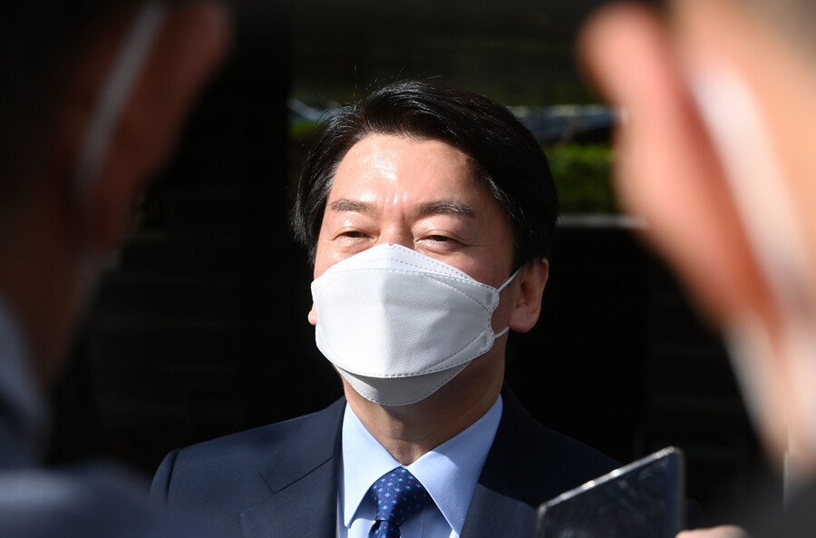 안철수 대통령직인수위원장이 7일 오전 서울 종로구 통의동 금융감독원 연수원에 마련된 제20대 대통령직 인수위원회 집무실로 출근하며 취재진의 질문에 답하고 있다. 공동취재사진 안철수 대통령직인수위원장이 7일 오전 서울 종로구 통의동 금융감독원 연수원에 마련된 제20대 대통령직 인수위원회 집무실로 출근하며 취재진의 질문에 답하고 있다. 공동취재사진