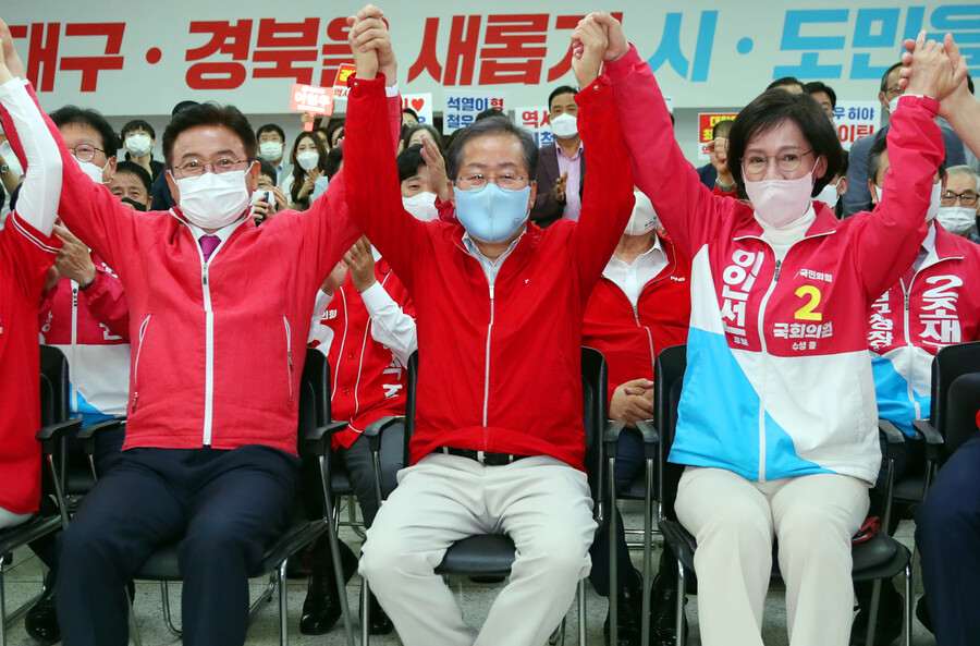 대구 수성을 보궐선거에 나온 이인선 국민의힘 후보(맨 오른쪽)가 1일 저녁 대구시 수성로 대구시당·경북도당에서 방송사 출구조사를 보며 박수 치고 있다. 대구/연합뉴스