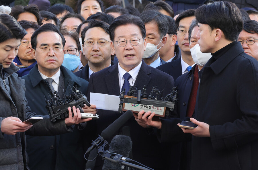 성남에프시 후원금 의혹 사건과 관련해 이재명 더불어민주당 대표가 10일 오전 경기도 성남시 수원지방검찰청 성남지청에 피의자 신분으로 조사를 받기 위해 출석하며 입장 발표를 하고 있다. 사진공동취재단