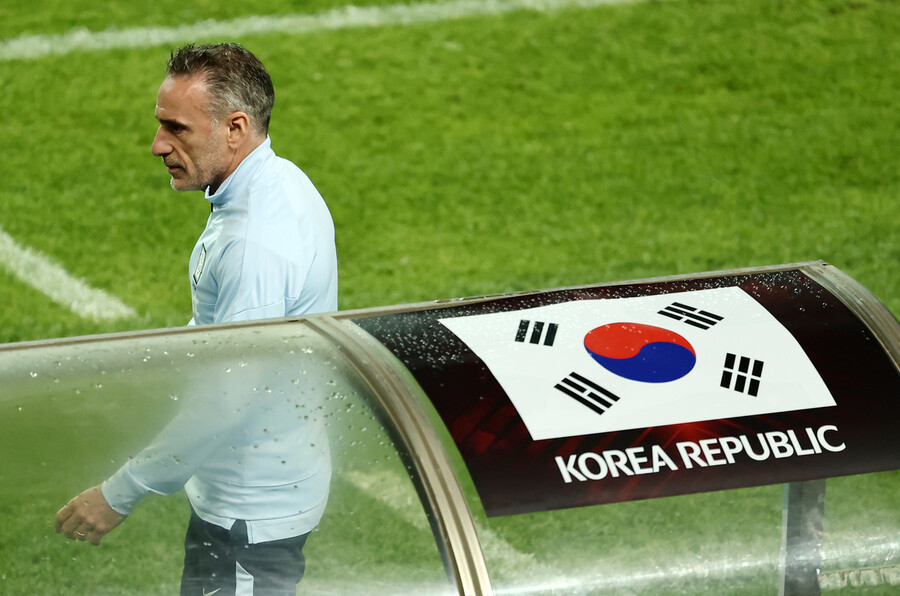 파울루 벤투 한국 축구대표팀 감독이 2일 서울월드컵경기장에서 열린 남자 축구 국가대표팀 한국과 브라질의 친선경기를 벤치에서 지켜보고 있다. 연합뉴스