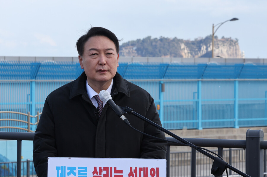 윤석열 국민의힘 대선 후보가 5일 제주 해군기지가 있는 제주 서귀포시 강정마을을 방문해 고 노무현 전 대통령을 기리고 국민 통합을 강조하는 입장문을 발표하고 있다. 연합뉴스