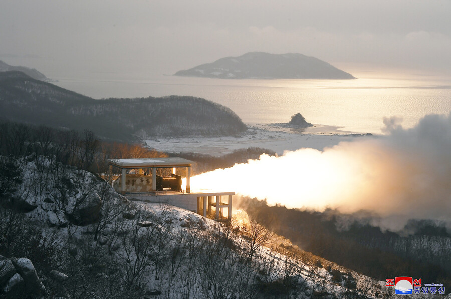 김정은 조선노동당 총비서 겸 국무위원장이 “국방과학원 중요연구소가 15일 서해위성발사장에서 한 140톤포스(tf·140톤의 무게를 밀어올리는 추력) 추진력 대출력 고체연료 발동기(엔진) 첫 지상 분출 시험”을 현지지도했다고 16일 <노동신문>이 1면 머리기사로 보도했다. 조선중앙통신 연합뉴스