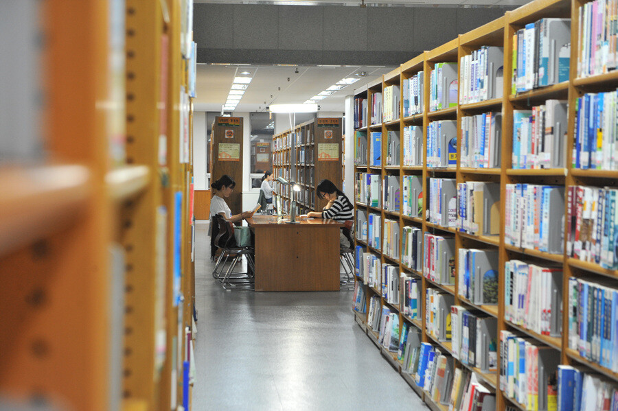 일반인들도 제한 없이 이용할 수 있는 조선대학교 중앙도서관 내부 모습. 조선대 제공