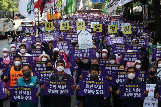 세계 산재사망 노동자 추모의 날인 지난 4월28일 오후 서울 을지로 서울고용노동청 앞에서 민주노총 조합원들이 ‘죽지 않고 일할 권리 쟁취’ 민주노총 결의대회를 열어 중대재해기업처벌법 무력화를 규탄하는 구호를 외치고 있다. 윤운식 선임기자 yws@hani.co.kr