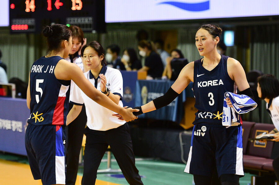 교체되는 박지현(왼쪽)과 강이슬(오른쪽). 대한민국농구협회 제공