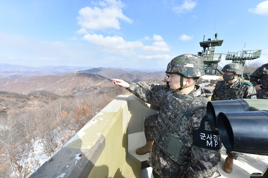 김승겸 합참의장이 14일 육군 15사단 일반전초(GOP)대대에서 적 도발에 대한 대비태세를 점검하고 있다. 합동참모본부 제공