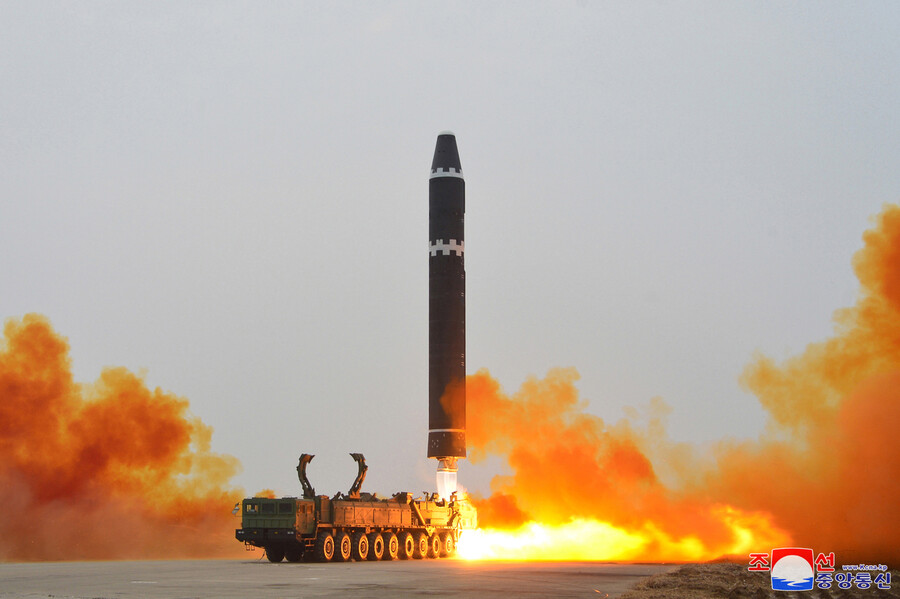 북한은 김정은 조선노동당 중앙군사위 위원장의 명령에 따라 18일 “대륙간탄도미사일 ‘화성포-15형’을 이용해 기습 발사 훈련”을 벌였다고 19일 조선중앙통신이 보도했다. 조선중앙통신 연합뉴스