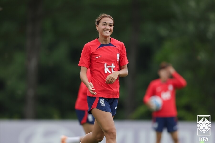 한국 여자 축구대표팀의 케이시 유진 페어가 5일 경기도 파주 국가대표트레이닝센터(NFC)에서 밝은 얼굴로 훈련하고 있다. 대한축구협회 제공