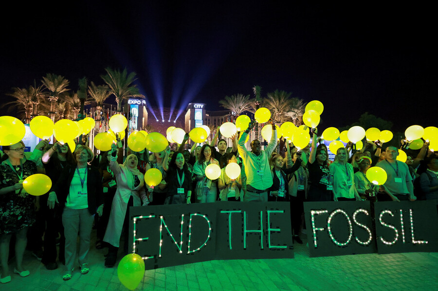 11일(현지시각) 아랍에미리트 두바이에서 열리고 있는 제28차 유엔기후변화협약 당사국총회(COP28)에서 활동가들이 ‘화석연료 종식’이라고 쓴 팻말을 놓고 시위를 하고 있다. 두바이/로이터 연합뉴스