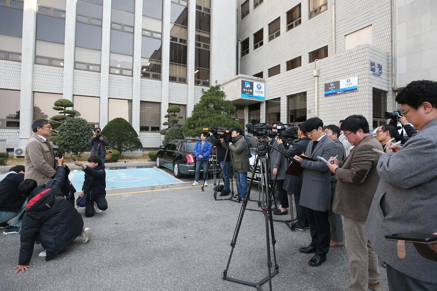 16일 오후 광주시 동구 광주지법 앞에서 전두환씨의 사자명예훼손 재판 불출석과 관련해 취재진이 5·18기념재단 조진태 상임이사를 인터뷰하고 있다. 광주/연합뉴스