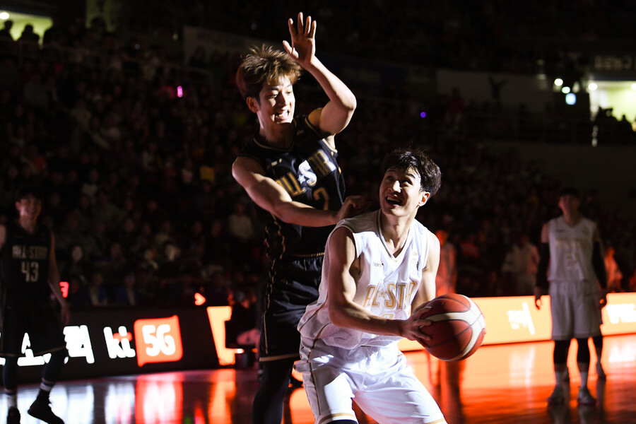 공을 두고 경합을 벌이는 허훈·허웅 형제. 케이비엘(KBL) 제공