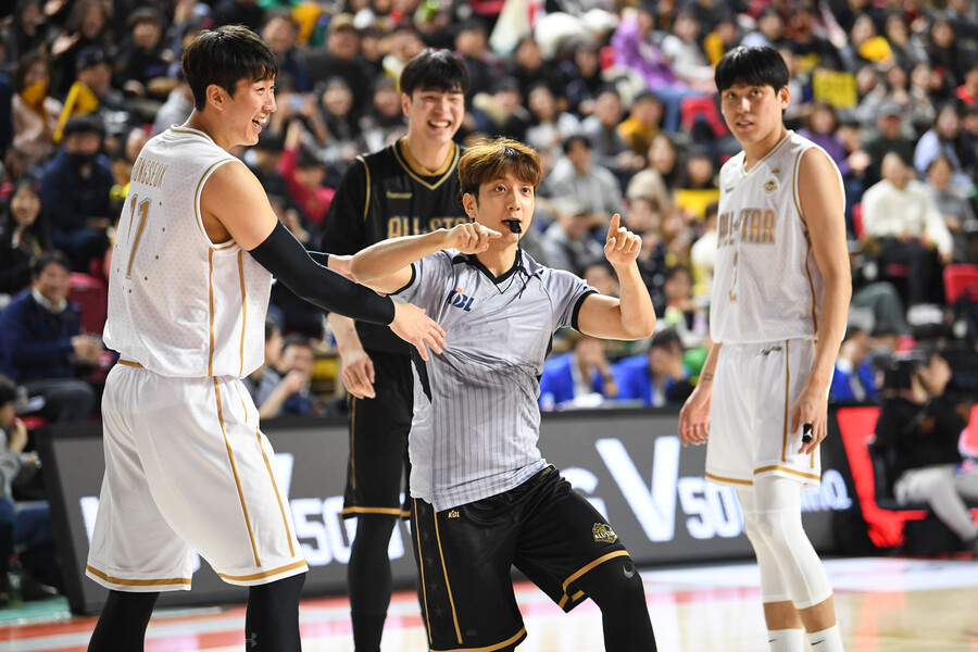 2쿼터 때 심판으로 들어와 김시래 팀의 파울을 선언하는 허훈. 케이비엘(KBL) 제공
