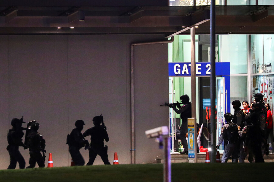 Thailand security forces enter in a shopping mall as they chase a shooter hidden in after a mass shooting in front of the Terminal 21, in Nakhon Ratchasima, Thailand February 9, 2020. REUTERS/Athit Perawongmetha/2020-02-09 05:45:47/ &lt;저작권자 ⓒ 1980-2020 ㈜연합뉴스. 무단 전재 재배포 금지.&gt;