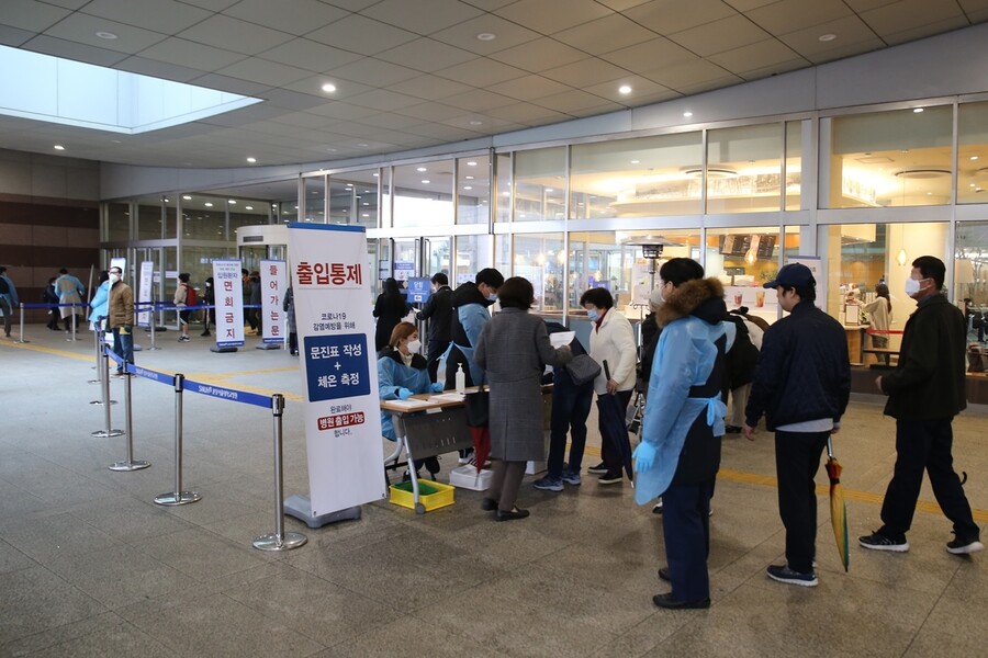 병원 직원의 코로나19 확진으로 비상이 걸린 분당서울대병원이 10일 오전 모든 병원 출입자에 대해 문진표 작성과 발열체크, 위험지역 방문력을 파악하고 있다. 분당서울대병원 제공