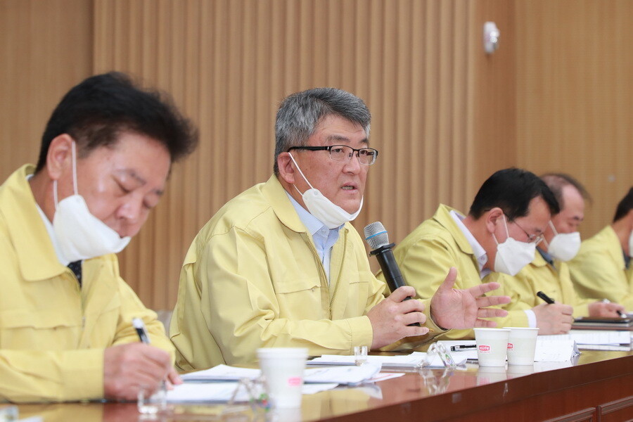 김학동 경북 예천군수가 코로나19 확산방지 대책회의를 열고 있다.예천군 제공