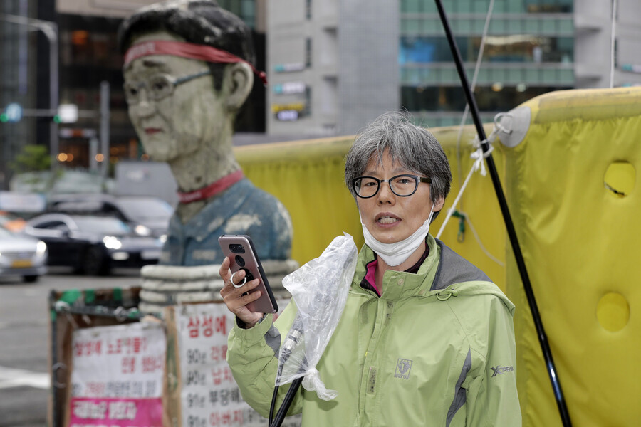 ‘김용희 삼성해고노동자 고공농성 공동대책위원회’ 임미리 대표가 15일 삼성전자 서초사옥이 있는 서울 강남역 사거리 교통 폐회로텔레비전(CCTV) 철탑 앞에서 협상 경과를 보고하는 기자회견을 하고 있다. 삼성은 이날 합의문 작성에 합의했으나 갑자기 일주일 뒤로 연기했다. 김명진 기자 littleprince@hani.co.kr