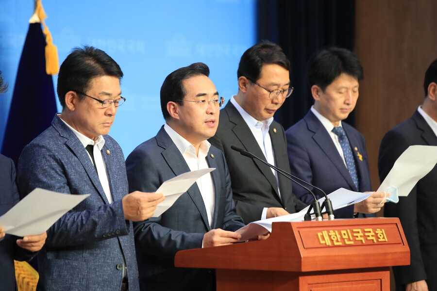 박홍근 더불어민주당 의원 등 당 의원들이 25일 오전 서울 여의도 국회 소통관에서 3차 추경처리 촉구 기자회견을 하고 있다. 연합뉴스