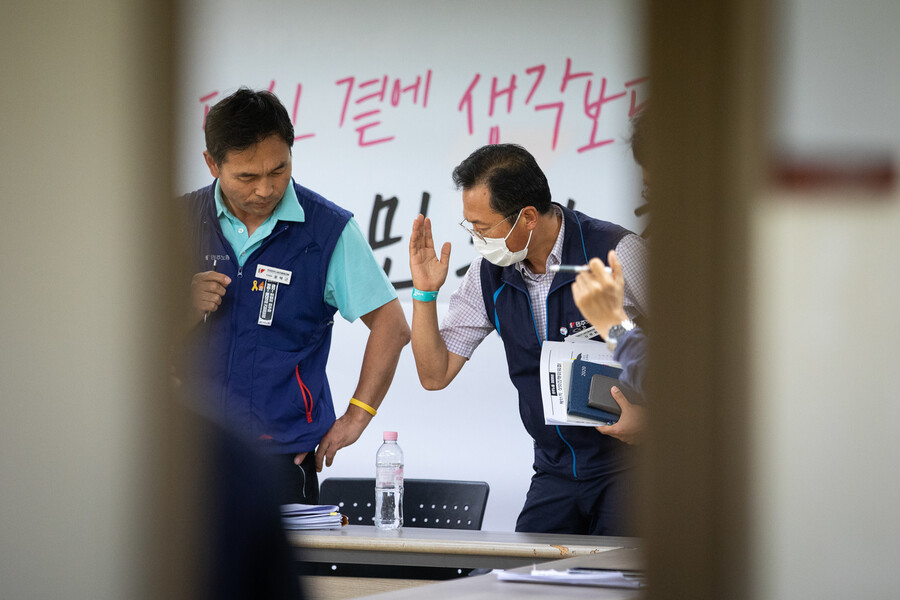 김명환 민주노총 위원장(오른쪽)이 2일 오후 서울시 중구 정동 민주노총 사무실에서 열린 11차 중앙집행위원회의에 앞서 윤택근 부위원장과 이야기를 나누고 있다. 공동취재사진