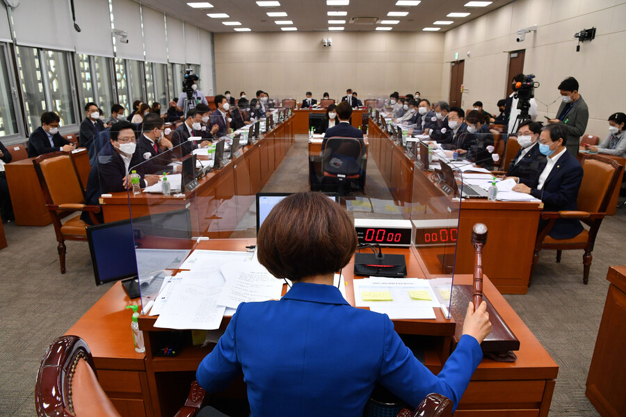 23일 오전 국회에서 열린 보건복지위원회 전체회의에서 더불어민주당 소속 한정애 보건복지위원장이 의사봉을 두드리며 감염병의 예방 및 관리에 관한 법률 일부개정법률안에 대한 의결을 알리고 있다. 공동취재사진