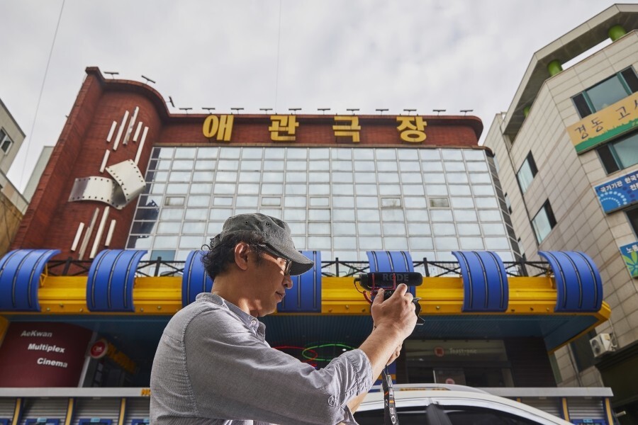 인천 애관극장 앞에서 다큐 촬영을 하고 있는 윤기형 감독. 류창현씨 제공