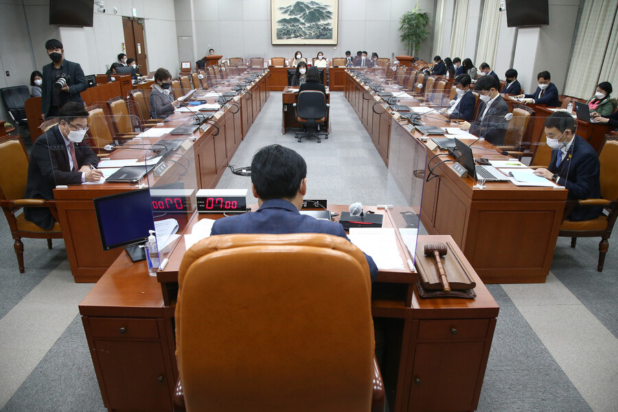 25일 국회에서 열린 운영위원회 국회운영개선소위원회에서 ‘국회의원 이해충돌 방지에 관한 공청회’가 진행되고 있다. 연합뉴스