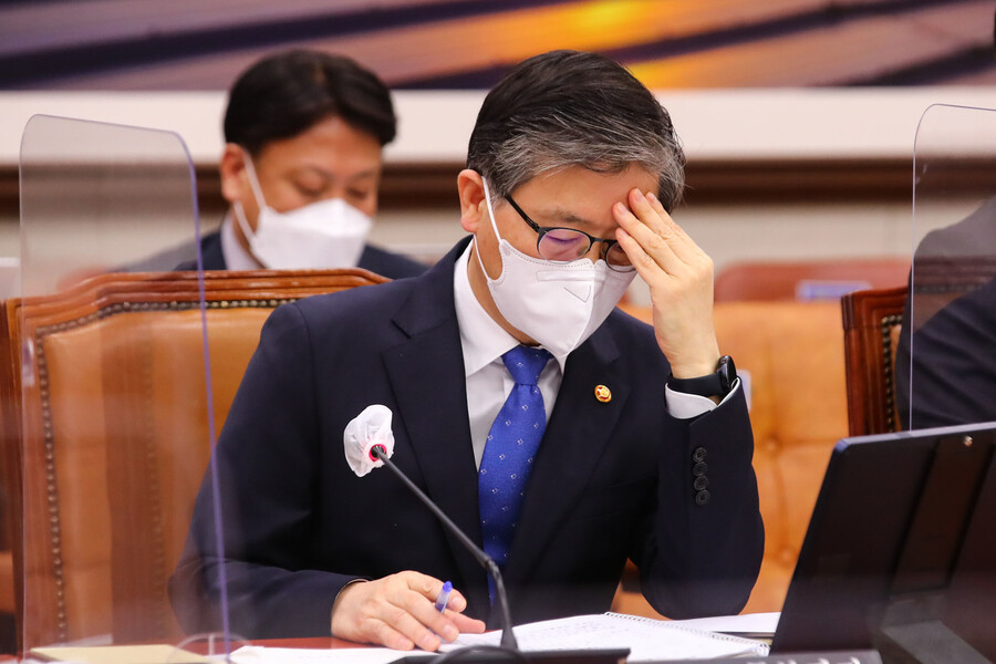 변창흠 국토교통부 장관이 9일 국회에서 열린 국토교통위원회 전체회의에 참석해 생각에 잠겨있다. 공동취재사진