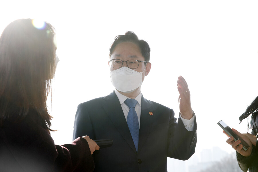 박범계 법무부 장관이 경기도 과천 정부과천청사 내 법무부로 출근하다 취재진과 질문에 답하고 있다. 연합뉴스