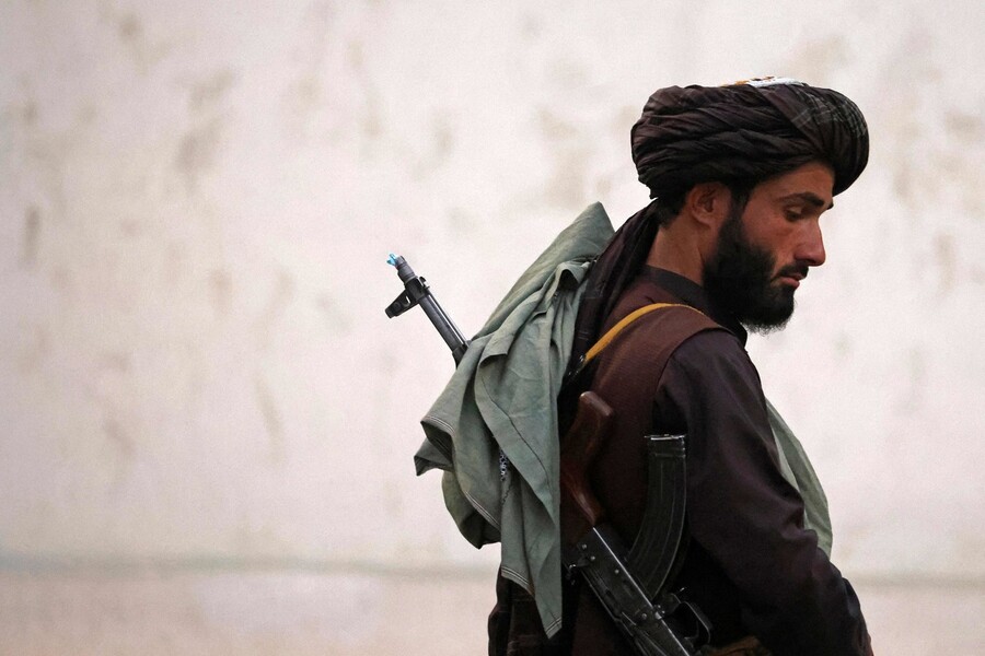 탈레반 병사가 9·11 테러 20돌인 지난 11일 아프가니스탄 카불공항을 순찰하고 있다. 카불/AFP 연합뉴스