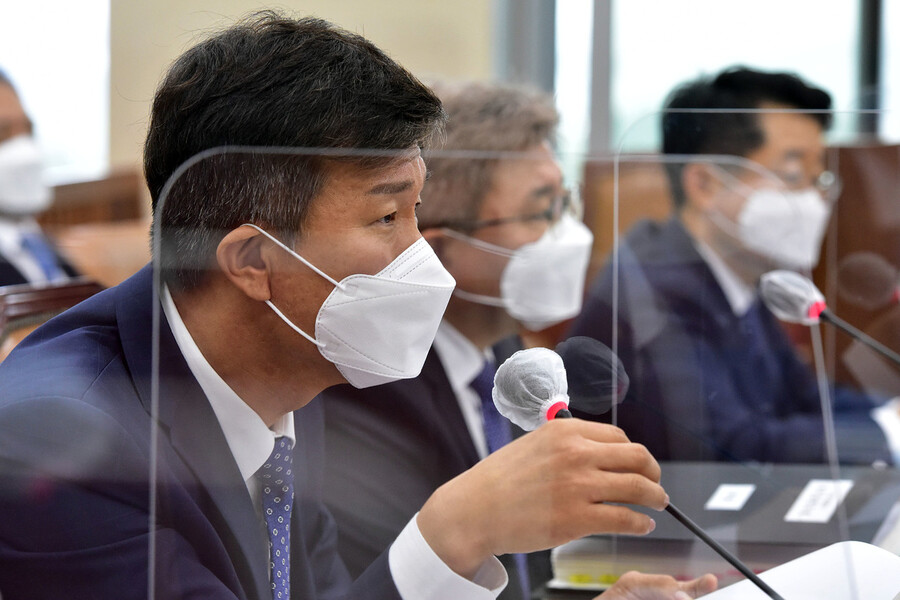 8일 국회 기획재정위원회의 국세청 등에 대한 국정감사에서 김대지 국세청장이 의원 질의에 답하고 있다. 국회사진기자단