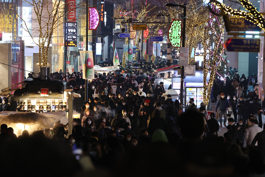 24일 저녁 서울 중구 명동이 성탄전야를 즐기려는 시민들로 북적이고 있다. 연합뉴스